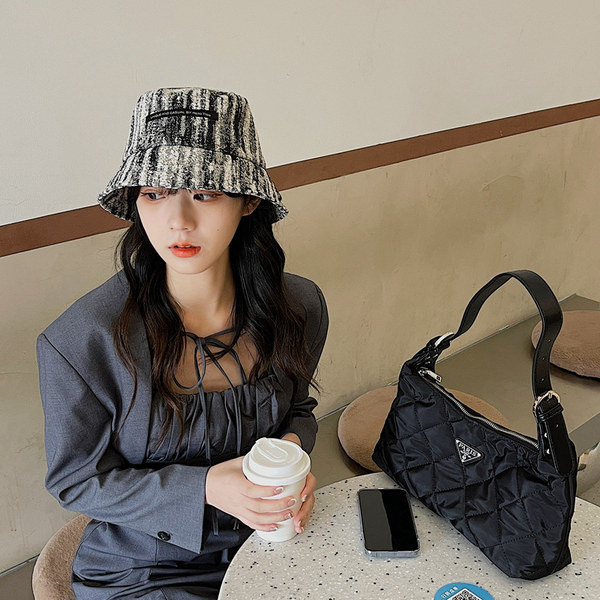 Naiste mustvalge kalamüts