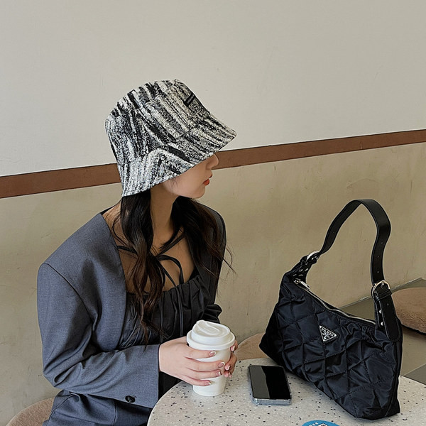 Naiste mustvalge kalamüts