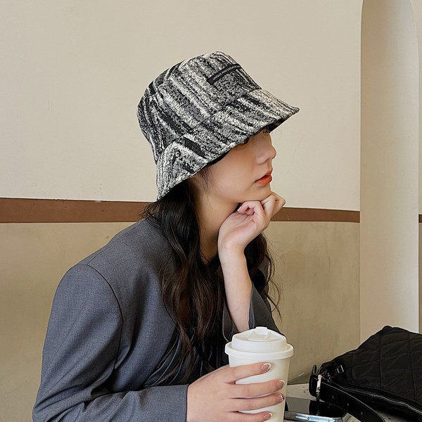 Naiste mustvalge kalamüts