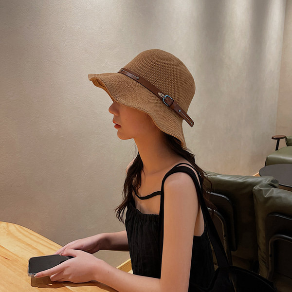 Слънцезащитна дамска шапка с кожена каишка