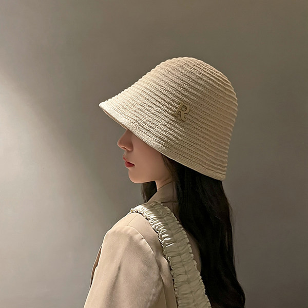 Модерна дамска шапка с метална емблема