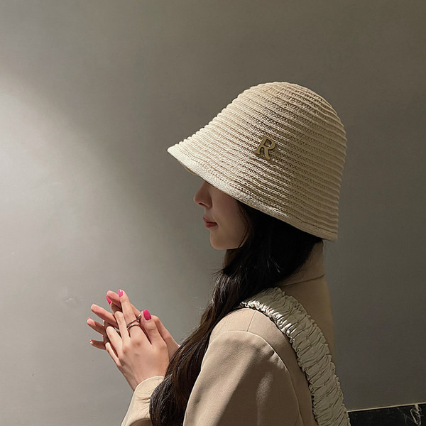 Модерна дамска шапка с метална емблема