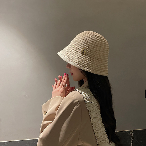 Модерна дамска шапка с метална емблема