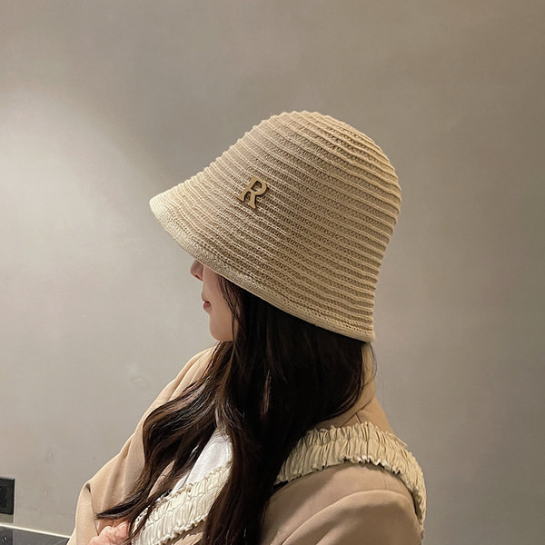 Модерна дамска шапка с метална емблема