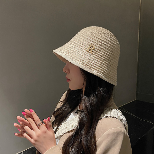 Модерна дамска шапка с метална емблема