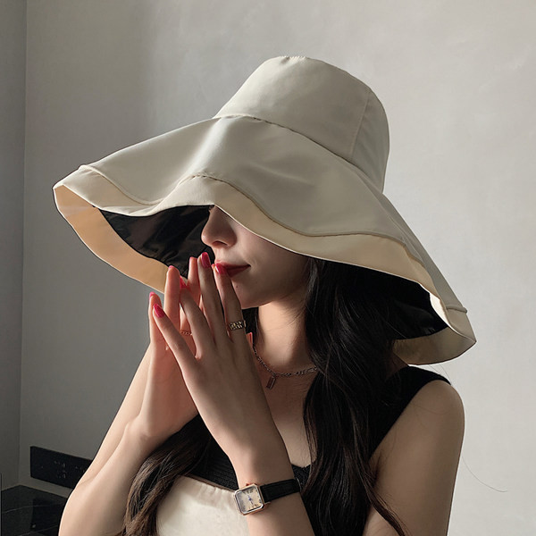 Лятна дамска шапка с широка периферия 