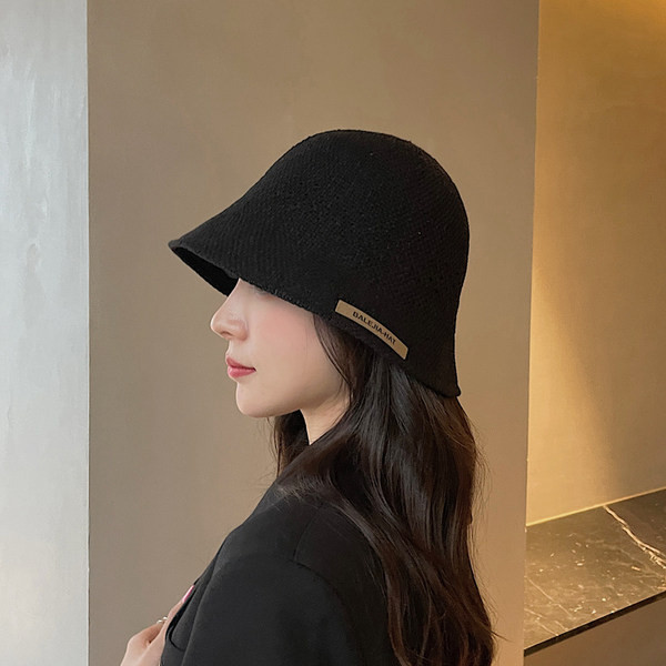 Модерна шапка с емблема -подходяща за лятото