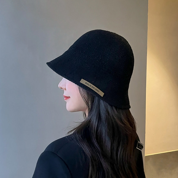 Модерна шапка с емблема -подходяща за лятото