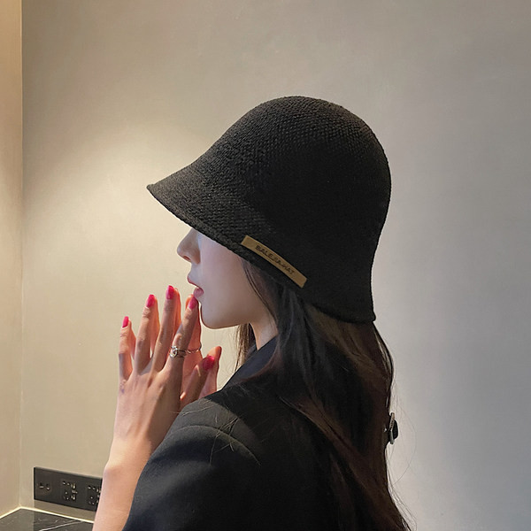 Модерна шапка с емблема -подходяща за лятото