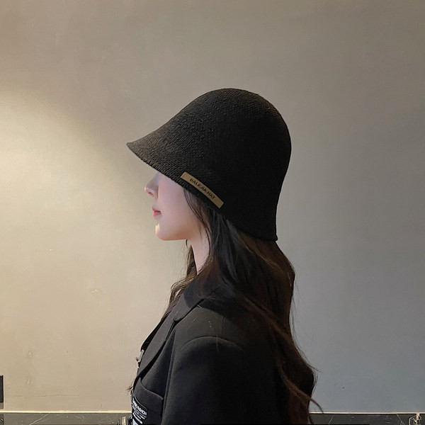 Модерна шапка с емблема -подходяща за лятото