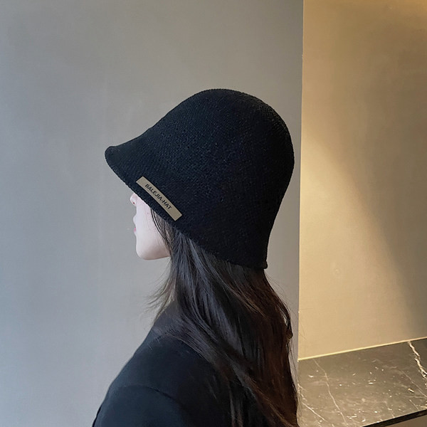 Модерна шапка с емблема -подходяща за лятото