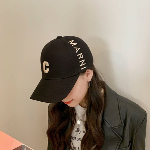 Ежедневна дамска шапка с бродерия