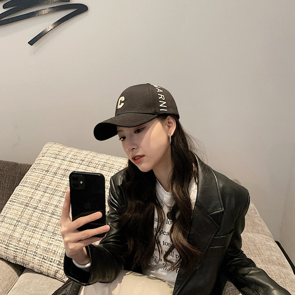 Ежедневна дамска шапка с бродерия