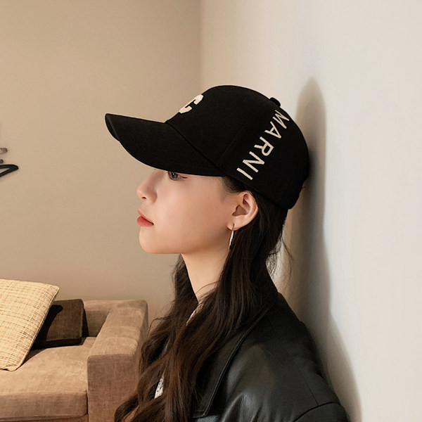 Ежедневна дамска шапка с бродерия