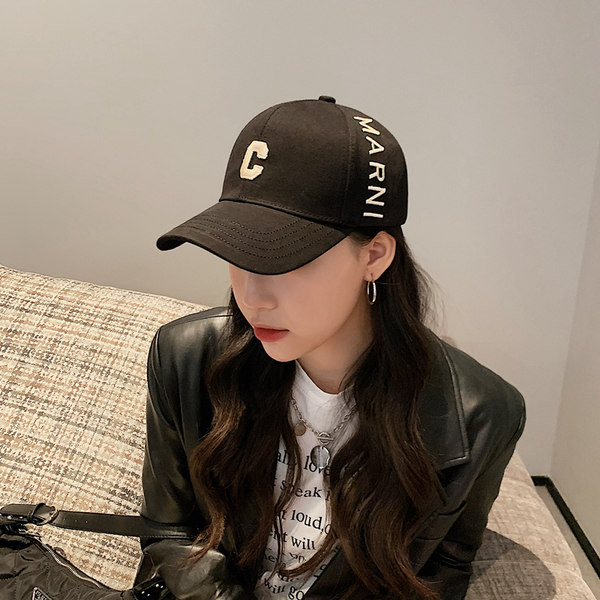 Ежедневна дамска шапка с бродерия