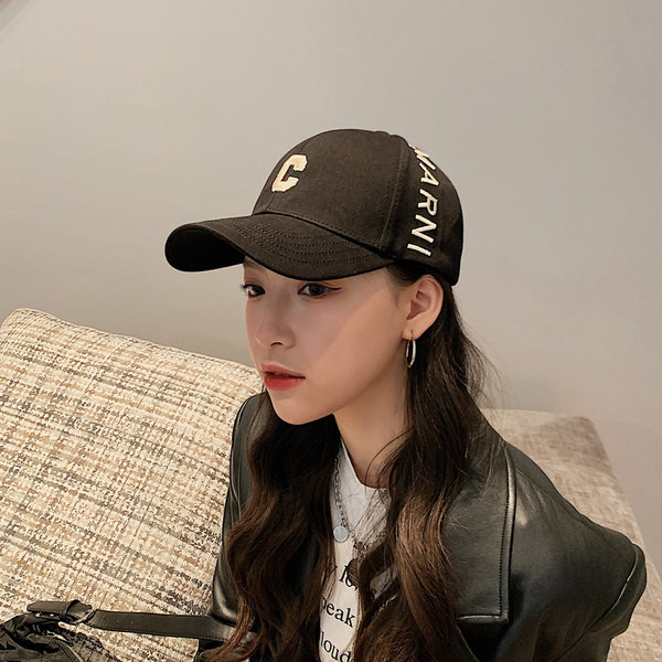 Ежедневна дамска шапка с бродерия