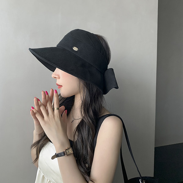 Модерна шапка с панделка за жени