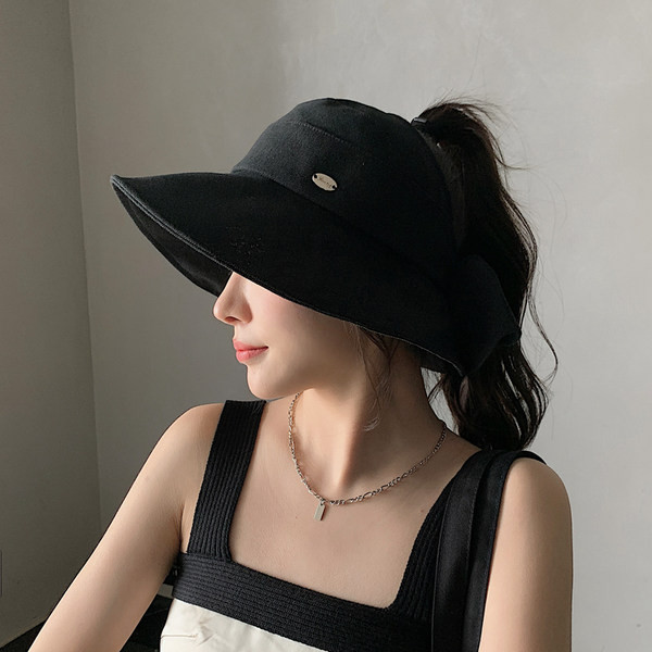 Модерна шапка с панделка за жени