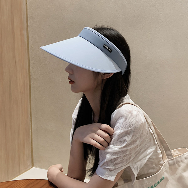 Дамска козирка в син и бял цвят