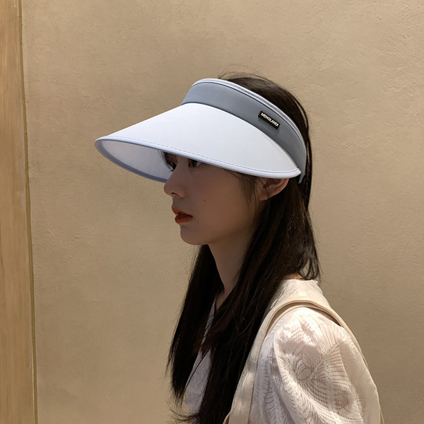 Дамска козирка в син и бял цвят