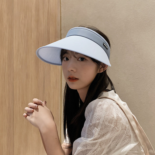 Дамска козирка в син и бял цвят