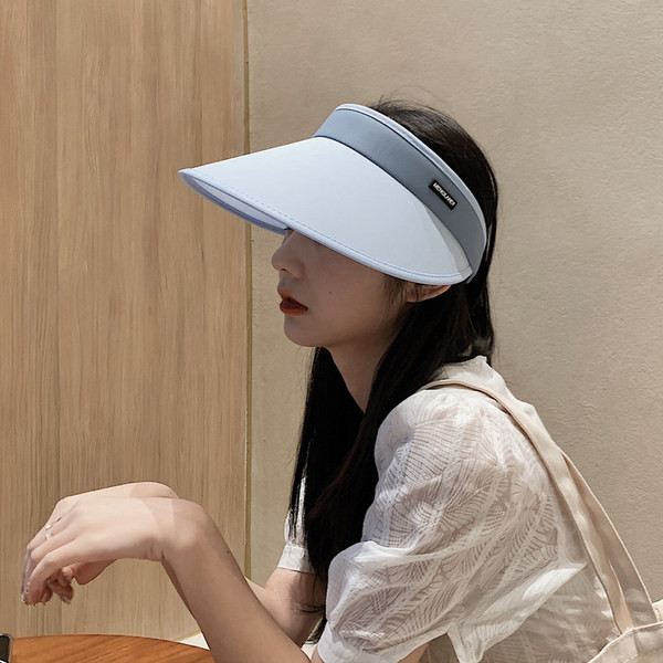 Дамска козирка в син и бял цвят