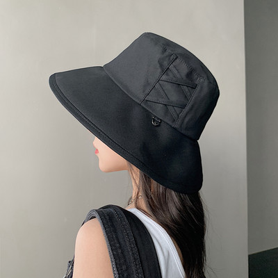 Casual γυναικείο καπέλο σε μαύρο και μπεζ χρώμα