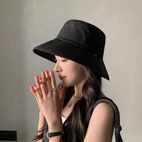 Ежедневна дамска шапка в черен и бежов цвят