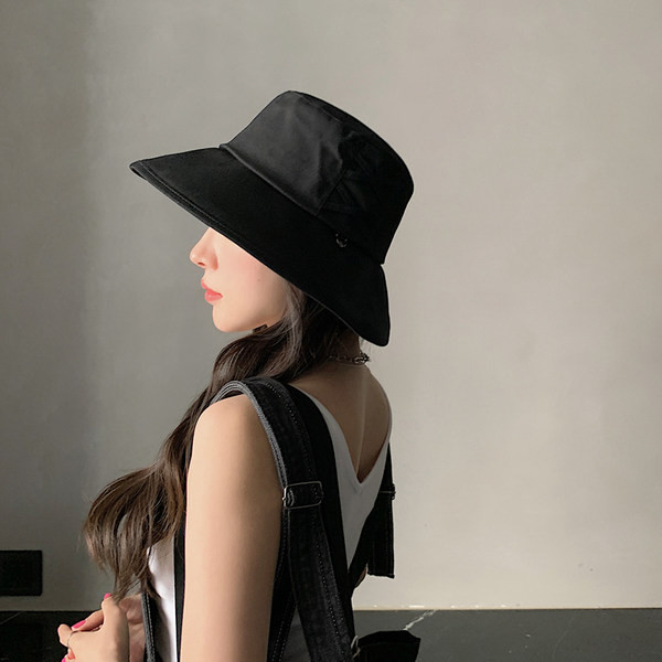 Ежедневна дамска шапка в черен и бежов цвят