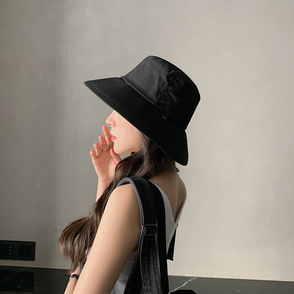 Ежедневна дамска шапка в черен и бежов цвят