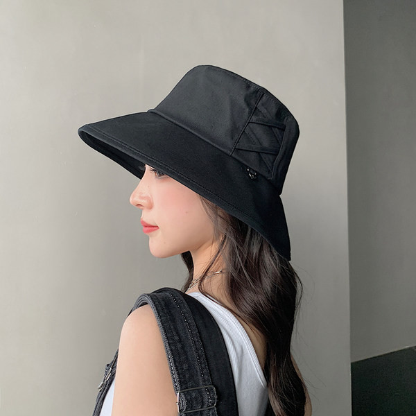 Ежедневна дамска шапка в черен и бежов цвят