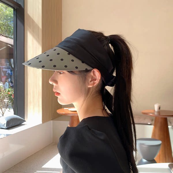 Дамска шапка с козирка на точки