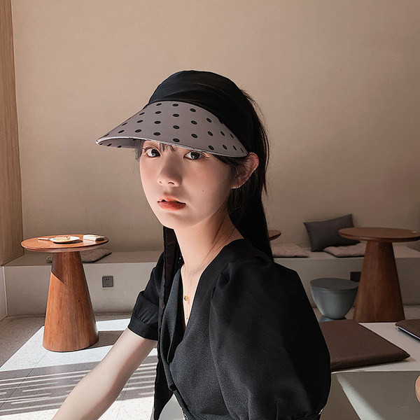 Дамска шапка с козирка на точки