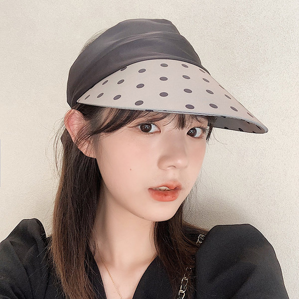 Дамска шапка с козирка на точки