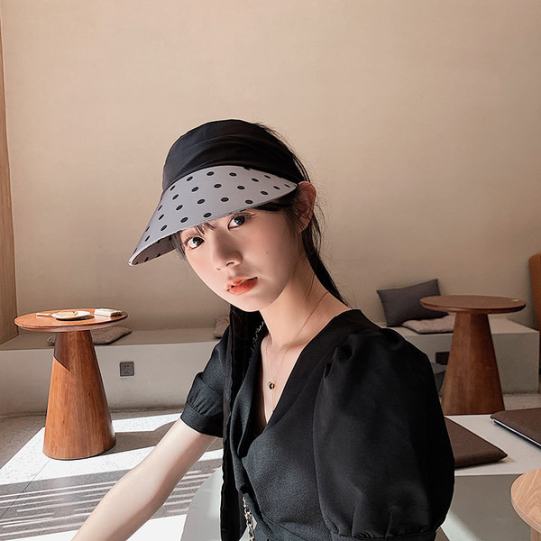 Дамска шапка с козирка на точки