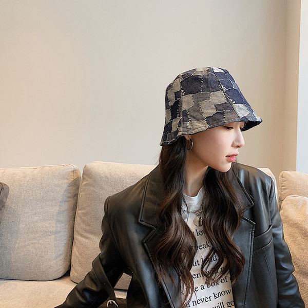 Модерна дамска шапка с шарка -тип рибарска