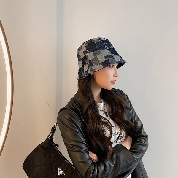 Модерна дамска шапка с шарка -тип рибарска