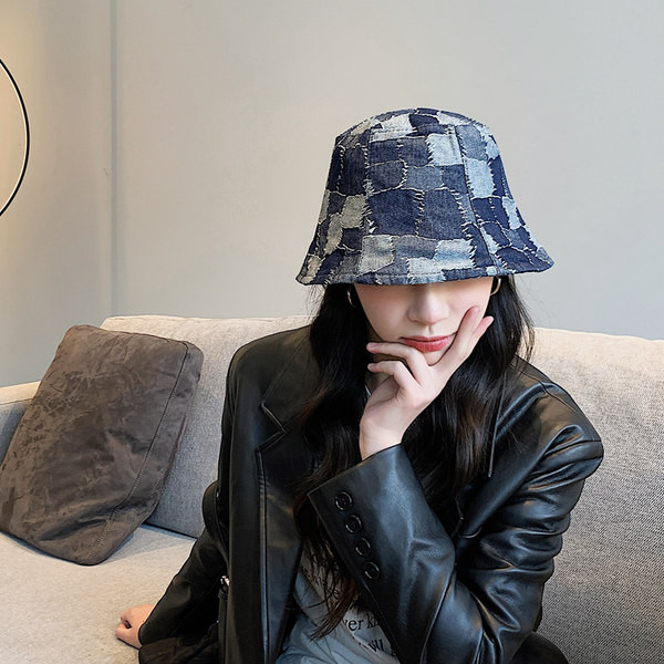 Модерна дамска шапка с шарка -тип рибарска