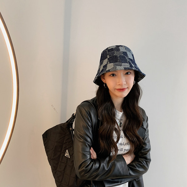 Модерна дамска шапка с шарка -тип рибарска