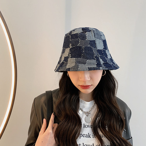 Модерна дамска шапка с шарка -тип рибарска