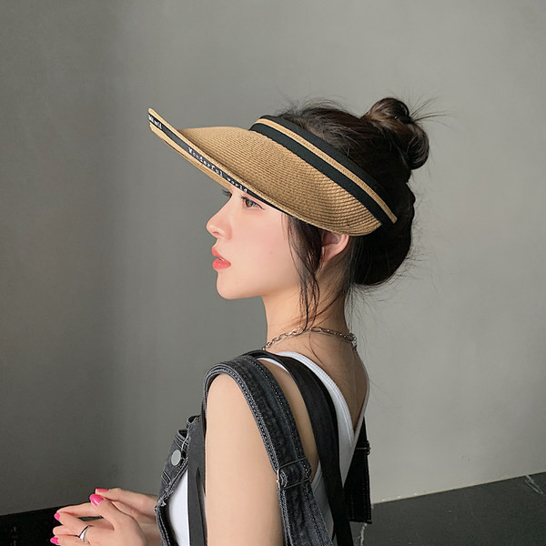 Običan model ženskog slamnatog šešira sa šilterom i natpisom