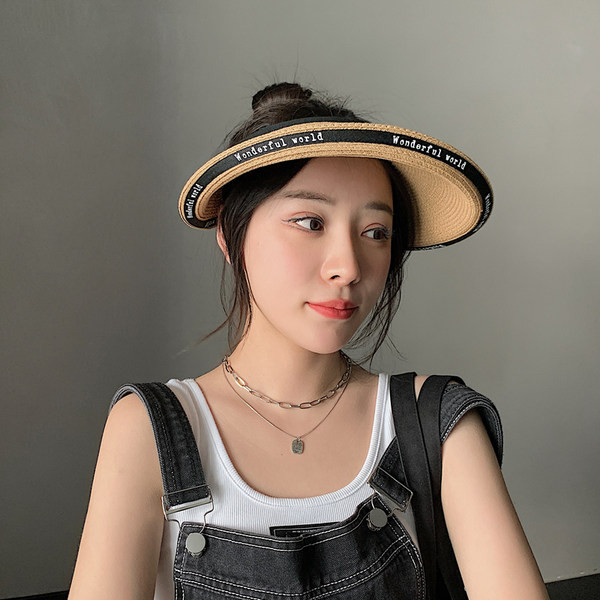 Običan model ženskog slamnatog šešira sa šilterom i natpisom