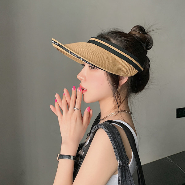 Običan model ženskog slamnatog šešira sa šilterom i natpisom