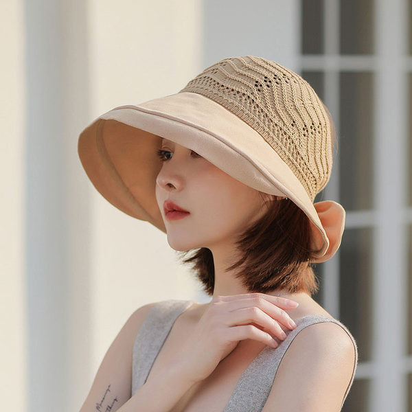 Pleteni šešir sa širokim obodom i vrpcom