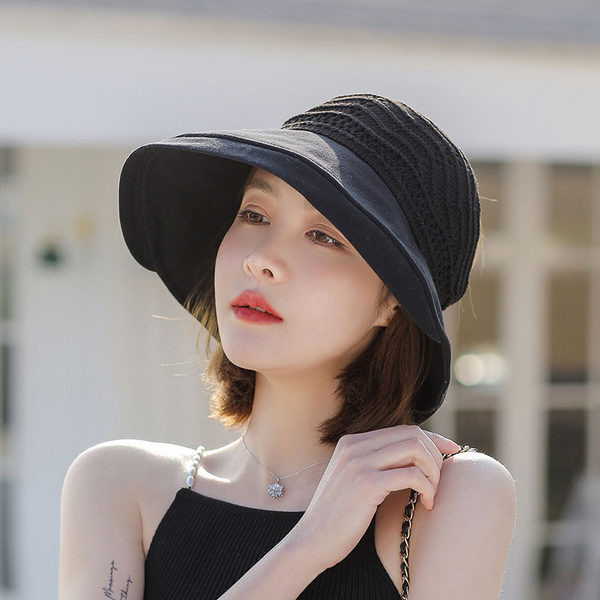 Pleteni šešir sa širokim obodom i vrpcom