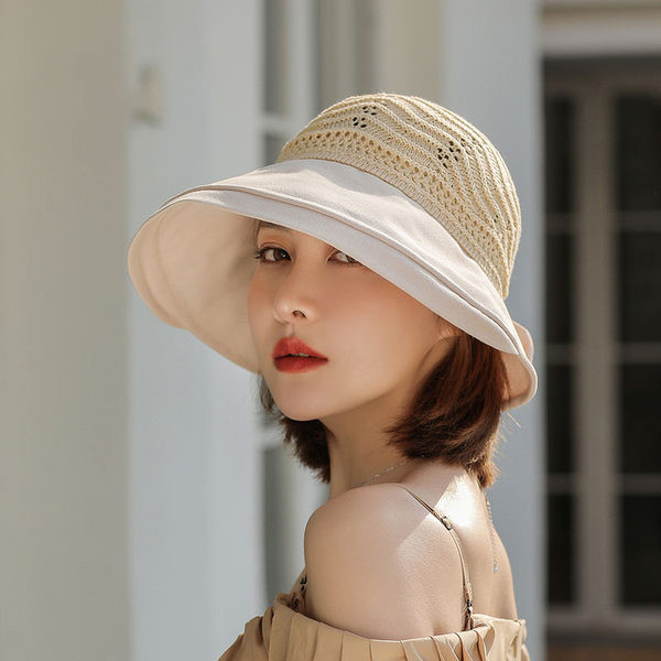 Pleteni šešir sa širokim obodom i vrpcom