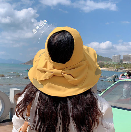 Šešir u više boja sa resama