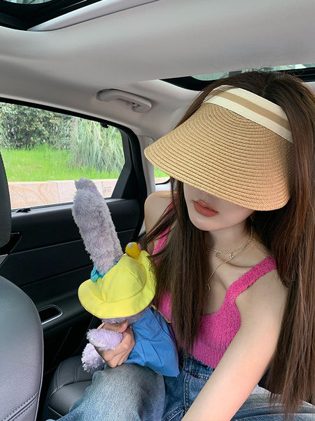 Ženski slamnati šešir s velikim šiltom