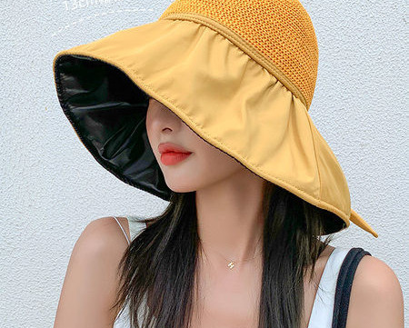 Slamnati šešir s tekstilnim širokim obodom