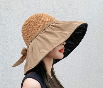 Μοντέρνο γυναικείο καπέλο με μεγάλη περιφέρια και κορδέλα